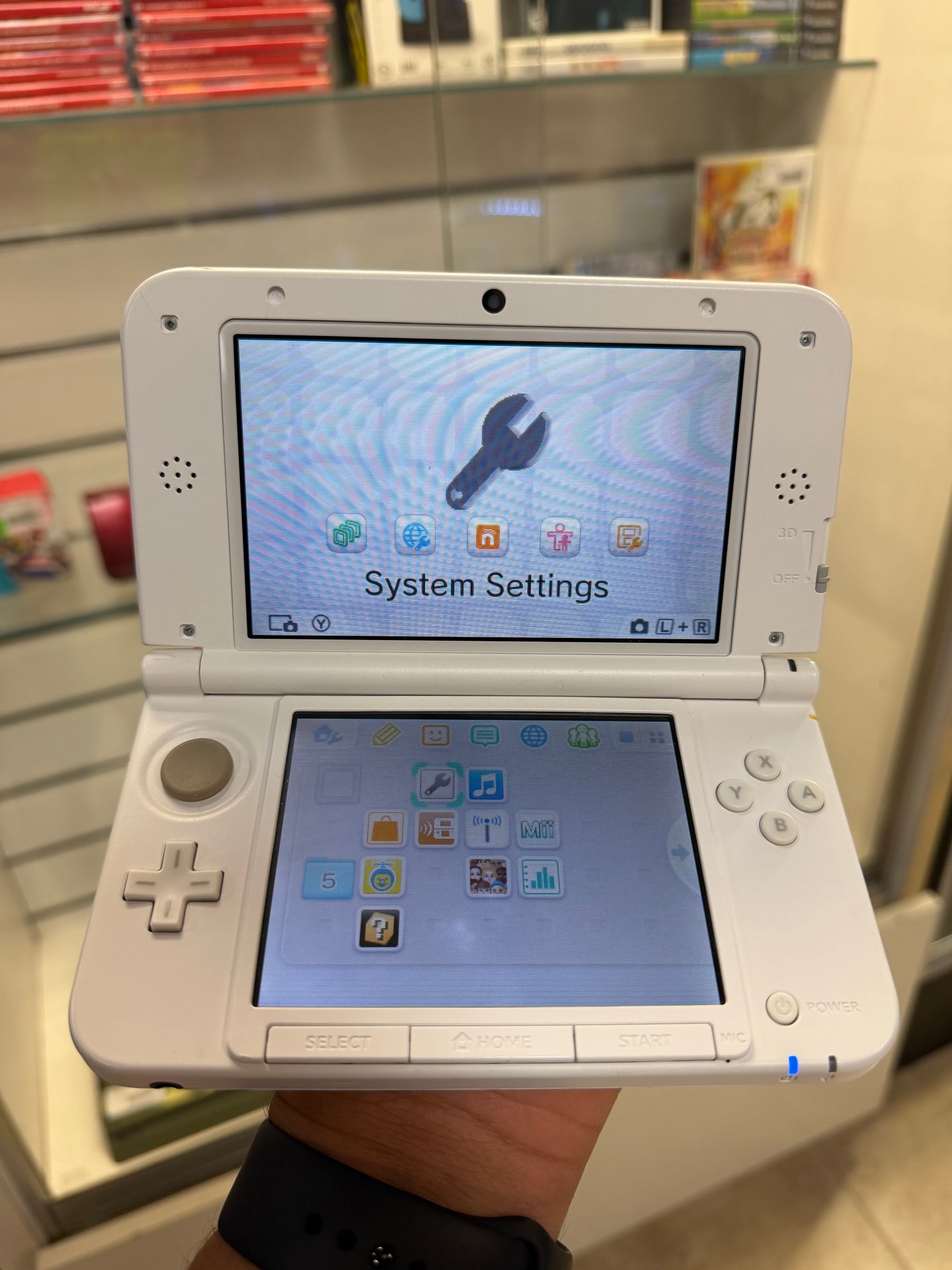 Nintendo 3DS XL Yoshi Edition (Cosmetic Wear) - Nintendo 3DS