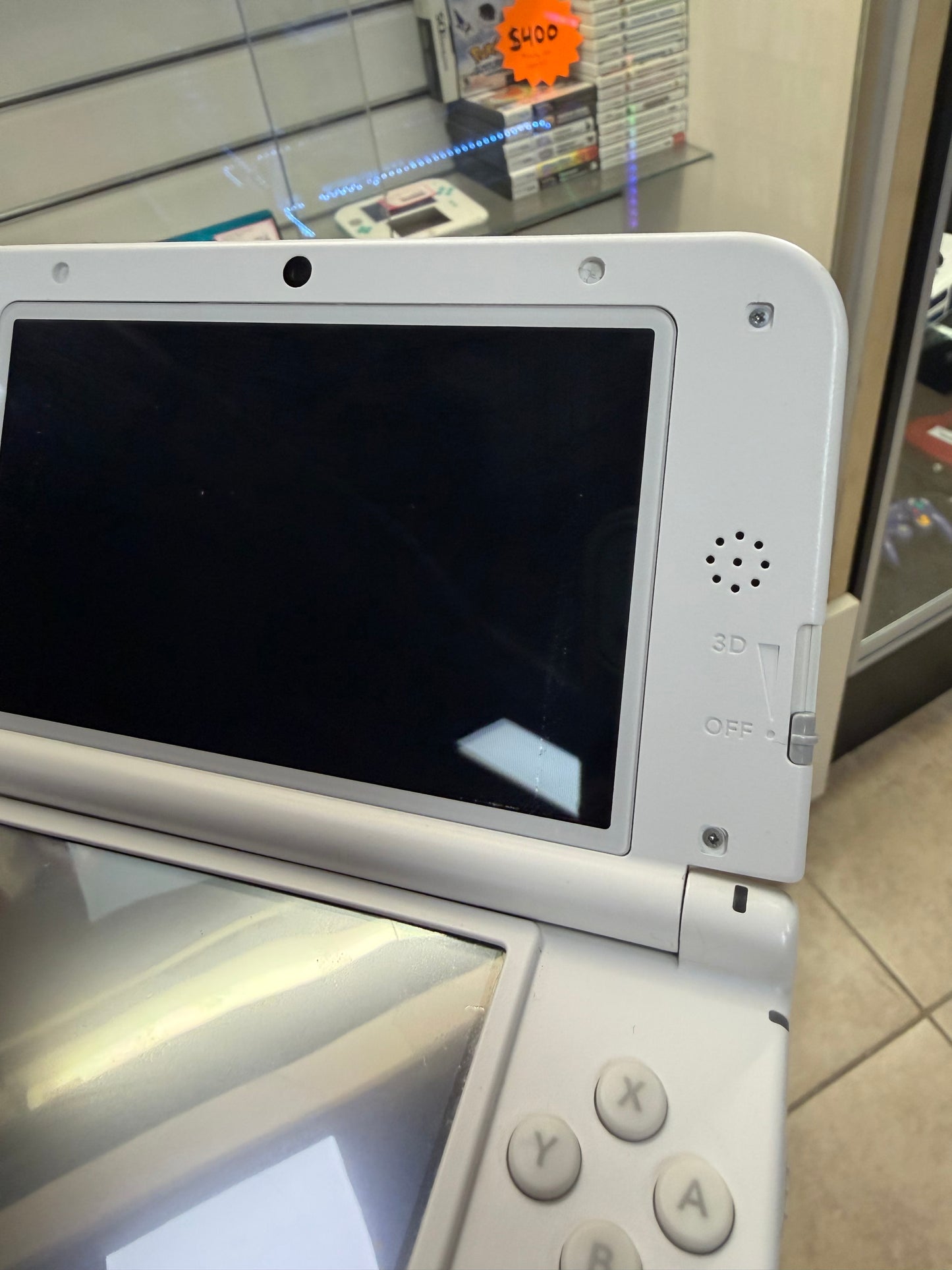 Nintendo 3DS XL Yoshi Edition (Cosmetic Wear) - Nintendo 3DS